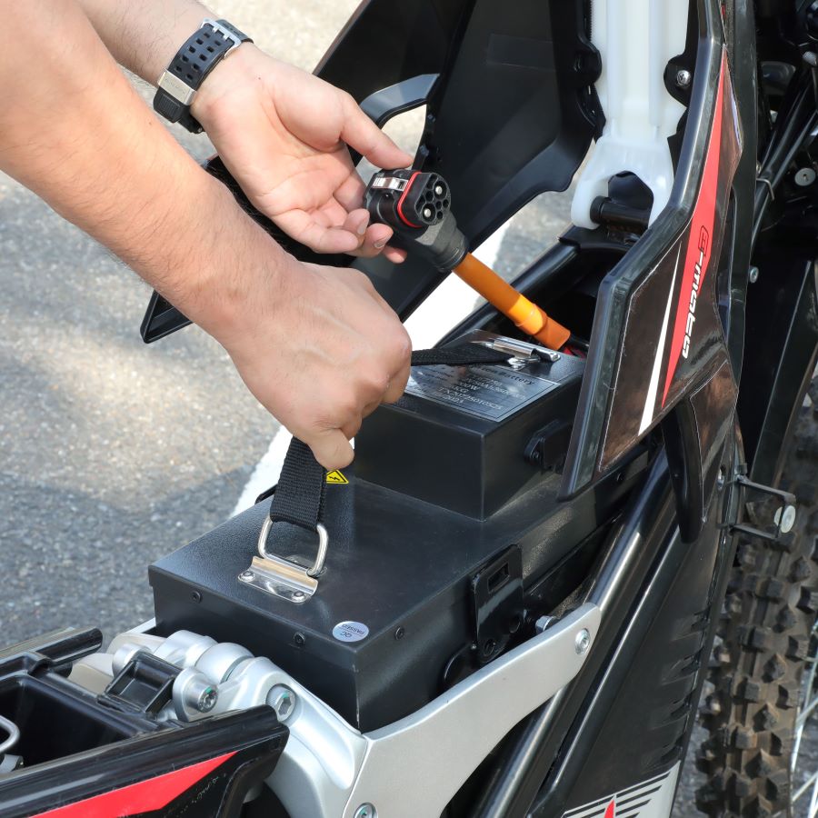 How does the EM 3000’s battery performance compare to other models?